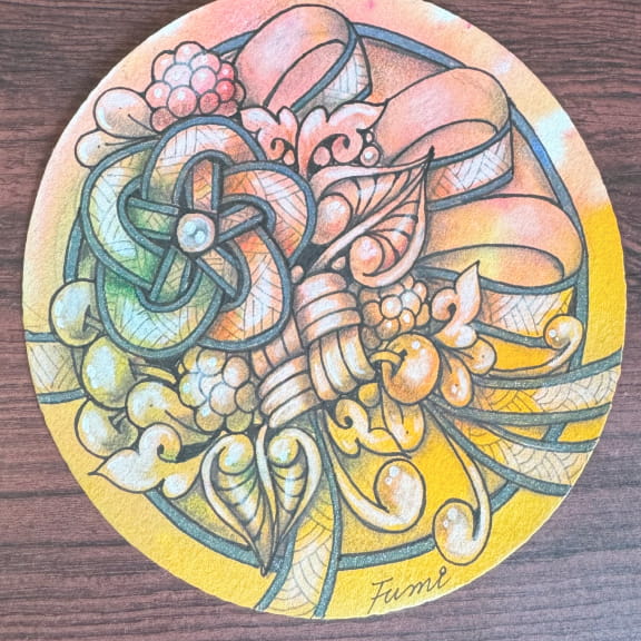 タングルの後ろにリボンが広がっている作品